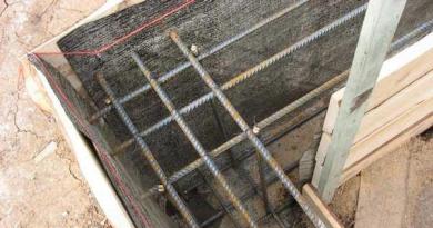 Foundation mesh and screed reinforcement