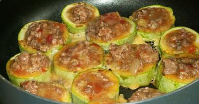 Zucchini stuffed with minced meat in a frying pan