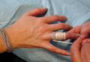 Як зняти обручку з набряклого пальця, докладна інструкція Сильно набряк палець як зняти кільце