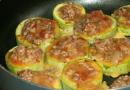 Zucchini stuffed with minced meat in a frying pan
